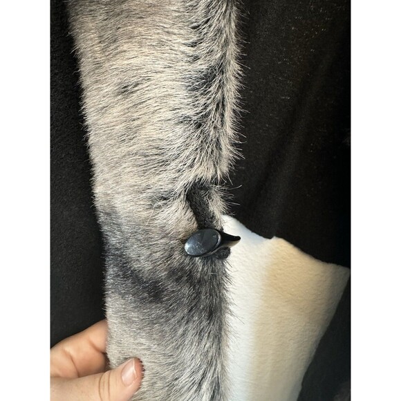 Pretty Angel Sleeveless Faux Fur Trim Oversized Wrap With Toggle Closure L/XL - Picture 5 of 10